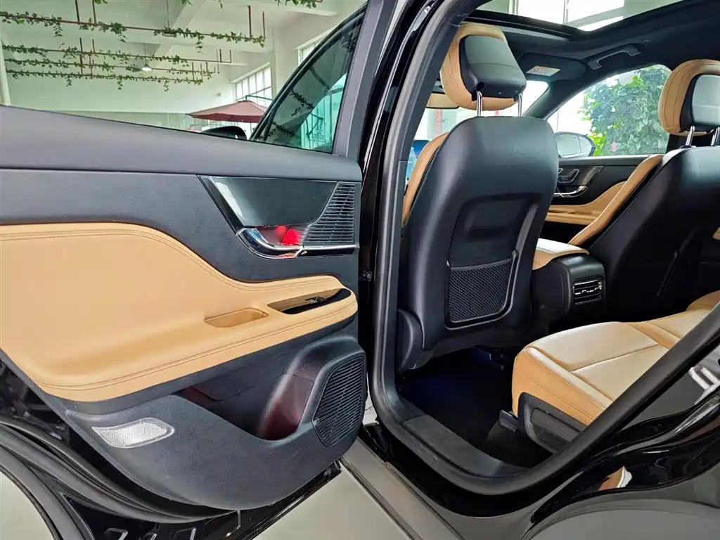 LINCOLN ADVENTURER 2020