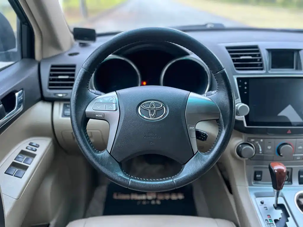 TOYOTA HIGHLANDER 2011