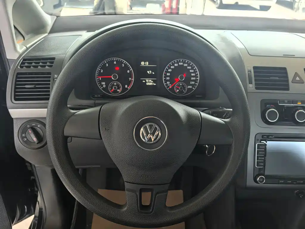 VOLKSWAGEN TOURAN 2013