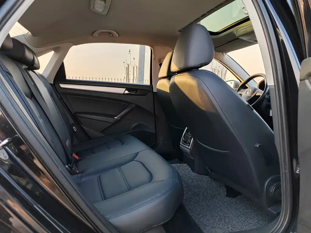 VOLKSWAGEN PASSAT 2015