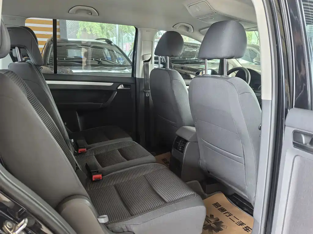 VOLKSWAGEN TOURAN 2013