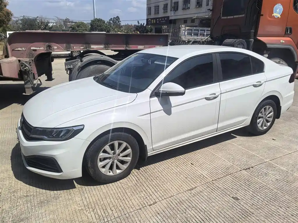 VOLKSWAGEN BORA