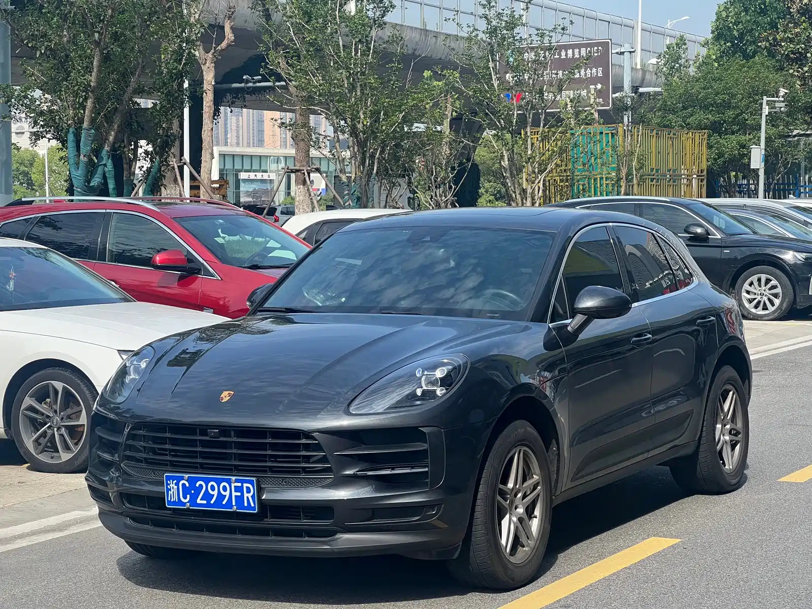 PORSCHE MACAN