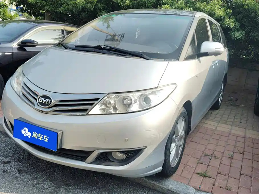 BYD M6