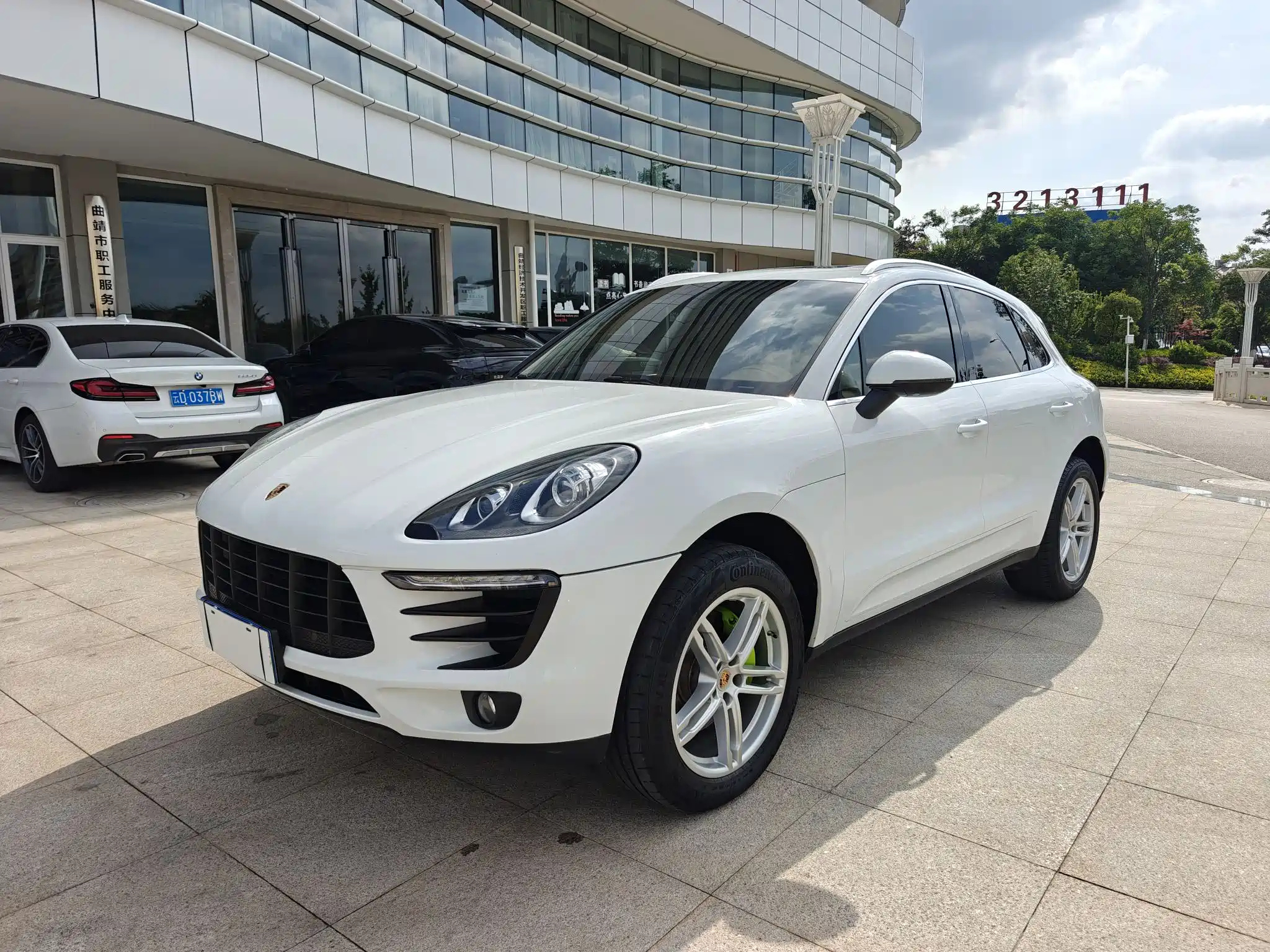 PORSCHE MACAN