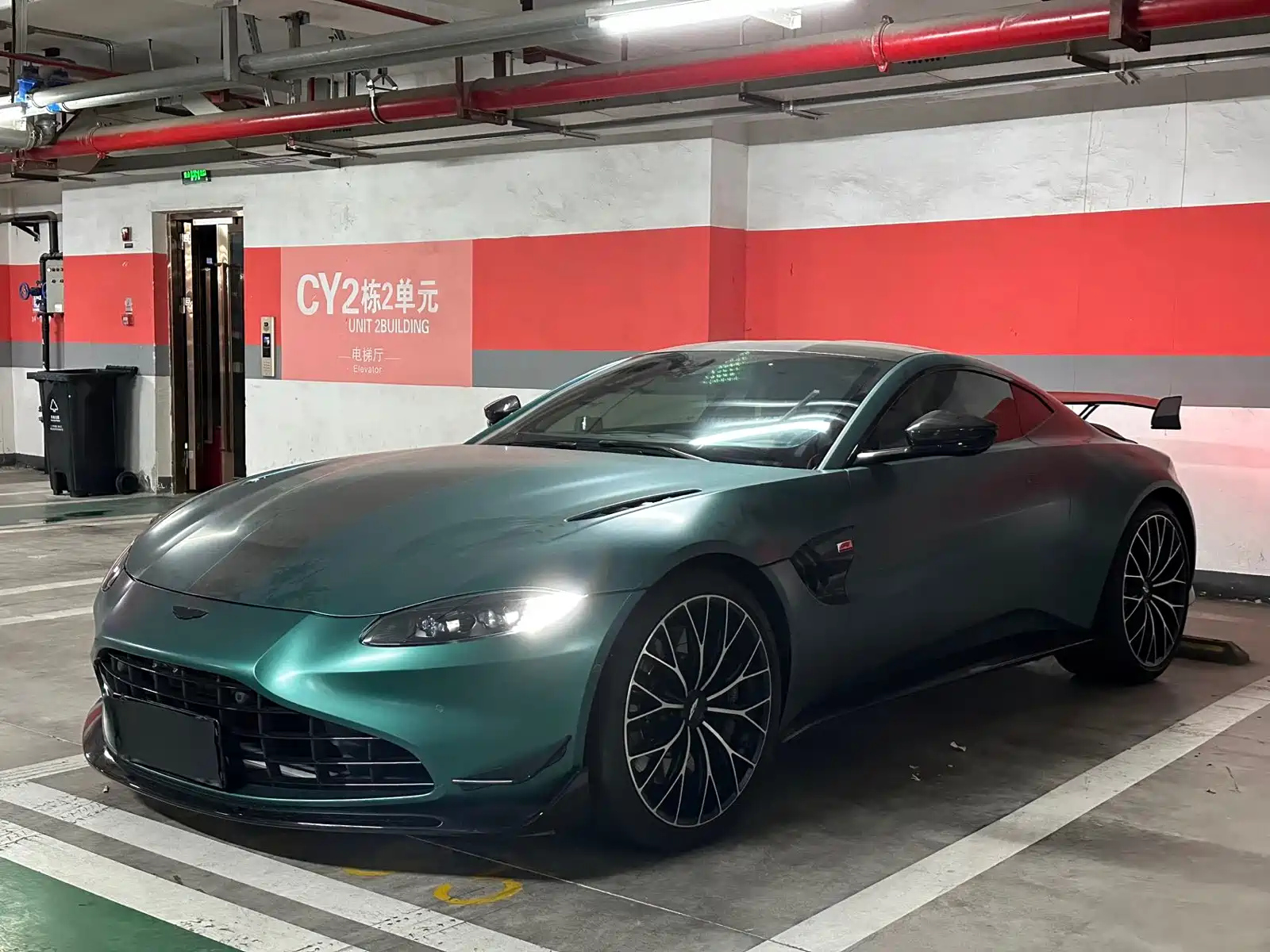 ASTON MARTIN V8 VANTAGE