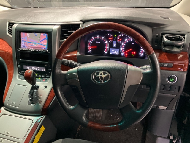 TOYOTA VELLFIRE 2010