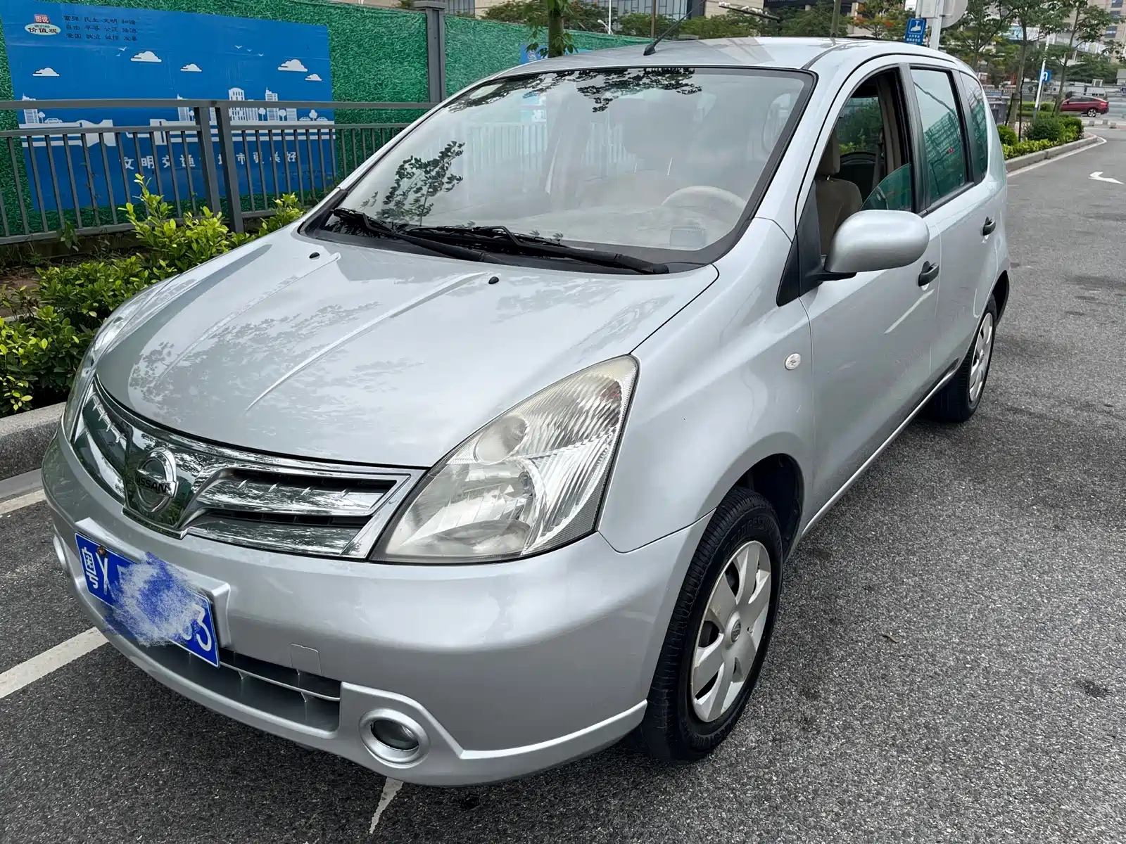 NISSAN LIVINA 2010