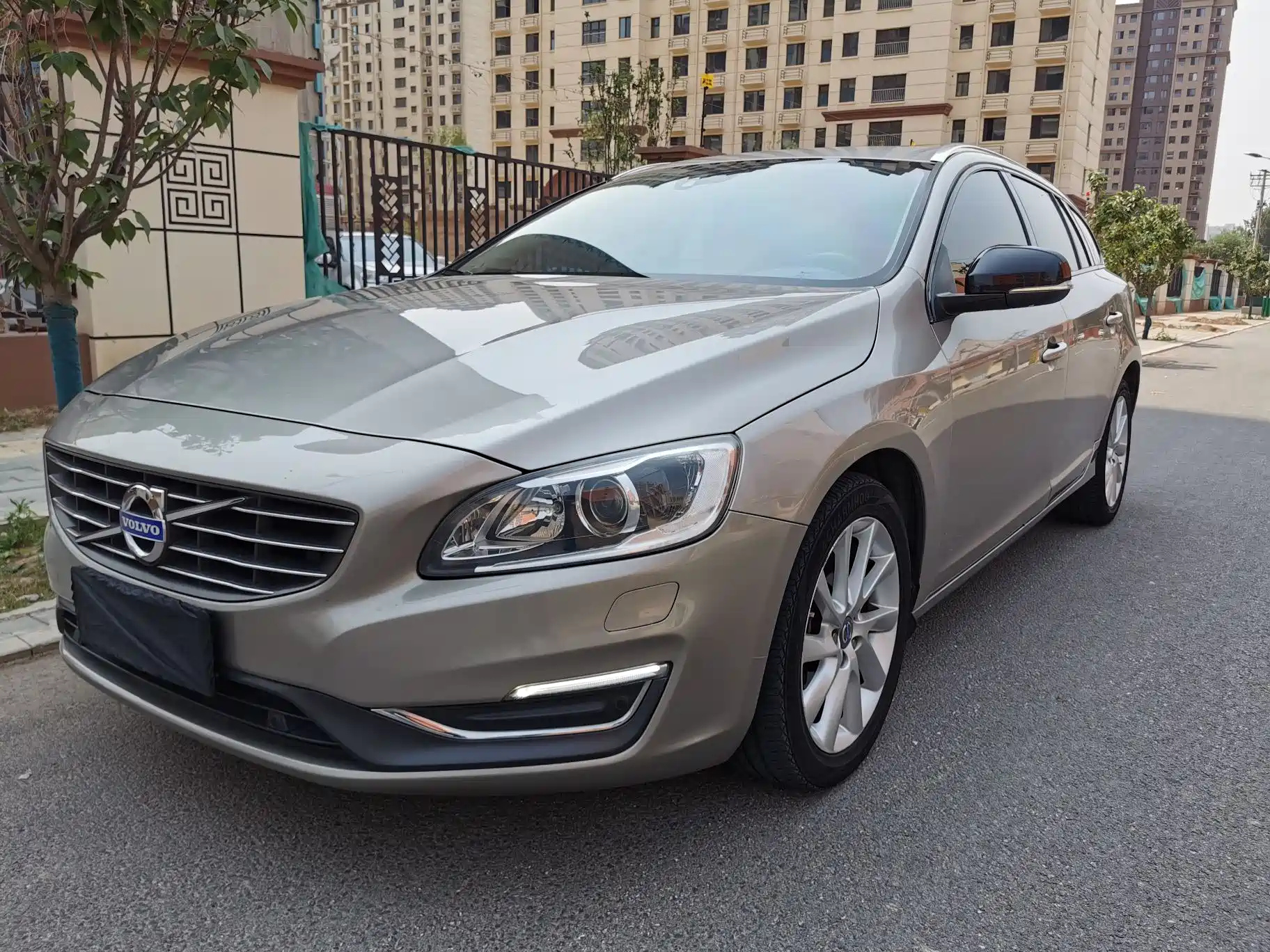 VOLVO V60 2015