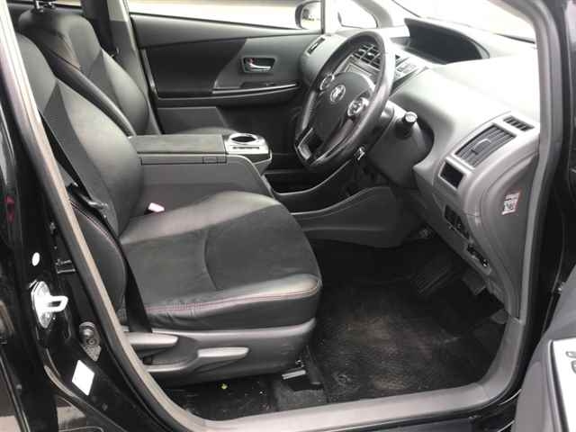 TOYOTA PRIUS ALPHA 2014