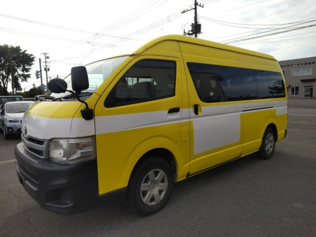 TOYOTA HIACE 2011