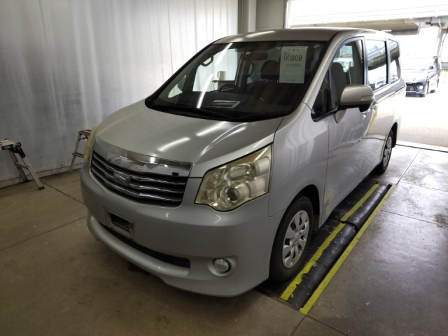 TOYOTA NOAH 2012