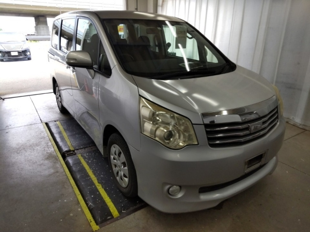 TOYOTA NOAH 2012