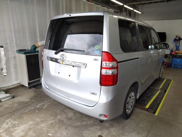 TOYOTA NOAH 2012