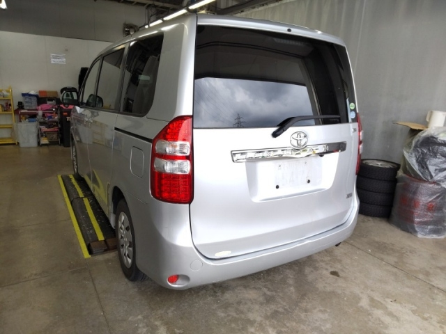 TOYOTA NOAH 2012