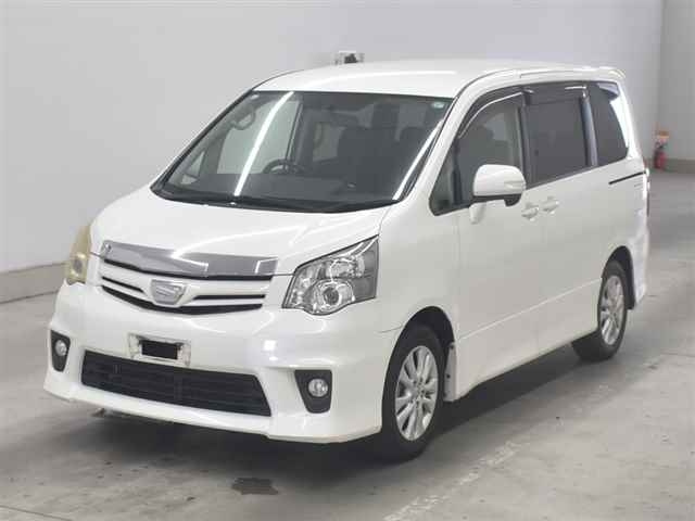 TOYOTA NOAH 2011
