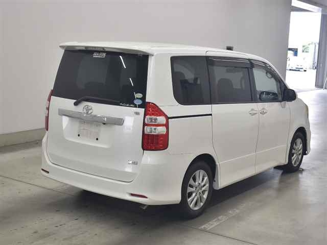 TOYOTA NOAH 2011