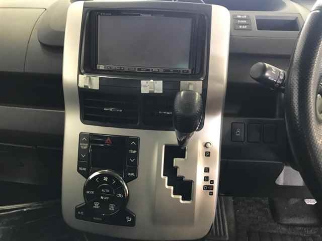 TOYOTA NOAH 2011