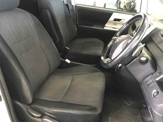 TOYOTA NOAH 2011