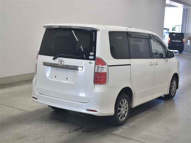 TOYOTA NOAH 2008
