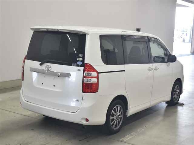 TOYOTA NOAH 2011