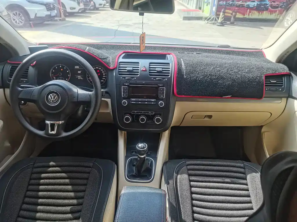 VOLKSWAGEN SAGITAR 2010