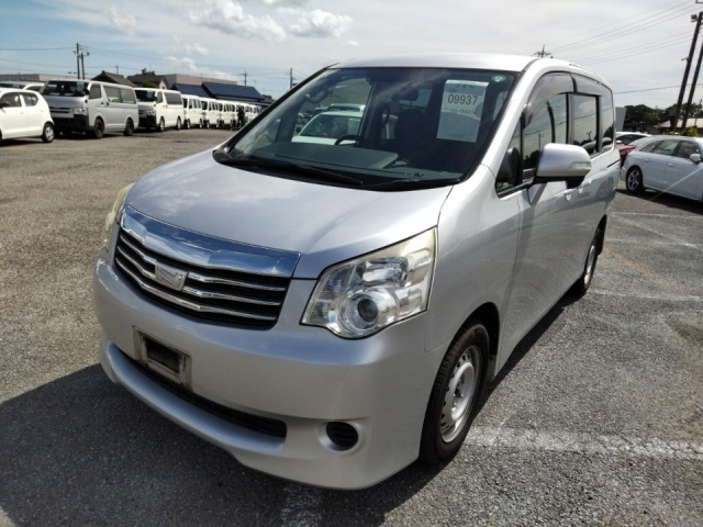 TOYOTA NOAH 2013