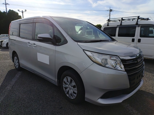 TOYOTA NOAH 2016