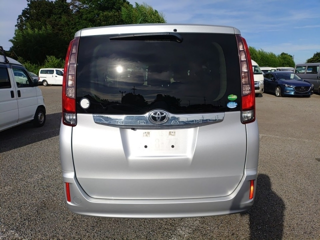 TOYOTA NOAH 2016