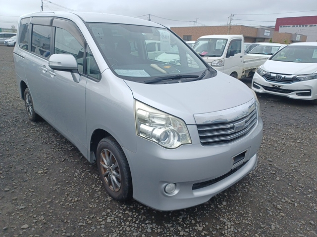 TOYOTA NOAH 2010