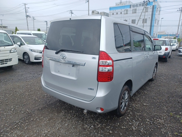 TOYOTA NOAH 2010