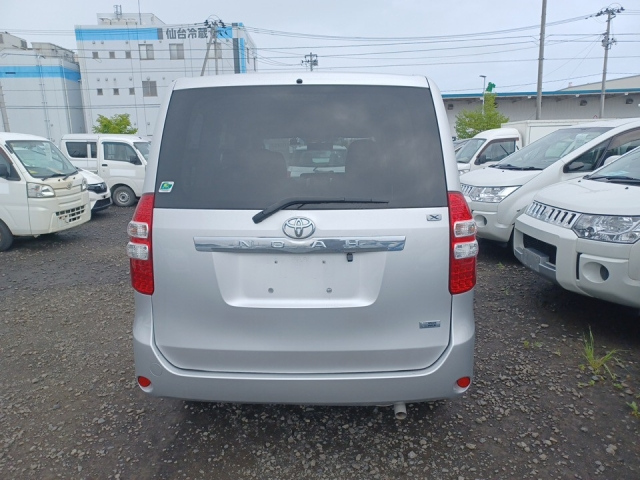 TOYOTA NOAH 2010
