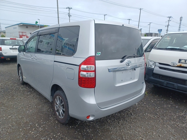 TOYOTA NOAH 2010