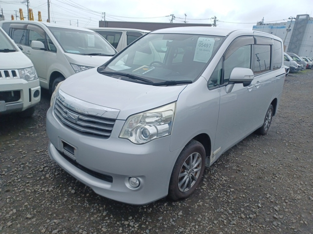 TOYOTA NOAH 2010