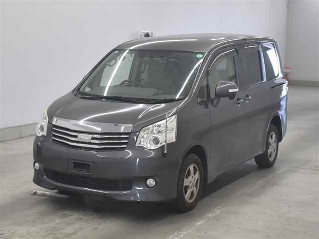 TOYOTA NOAH 2013