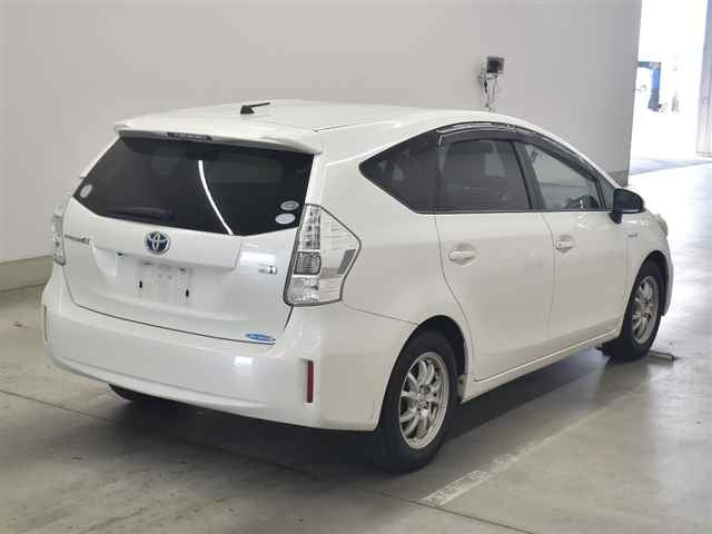 TOYOTA PRIUS ALPHA 2011
