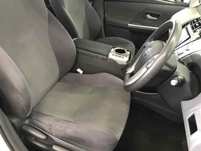 TOYOTA PRIUS ALPHA 2011