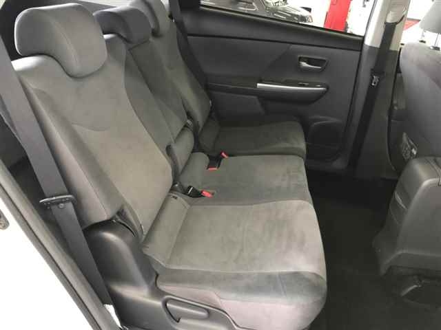 TOYOTA PRIUS ALPHA 2011