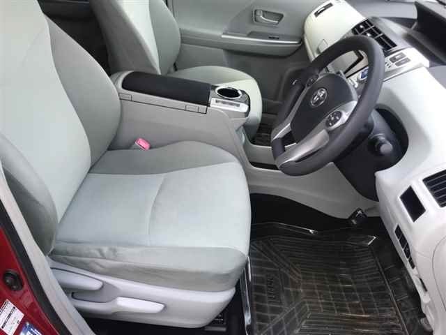 TOYOTA PRIUS ALPHA 2013