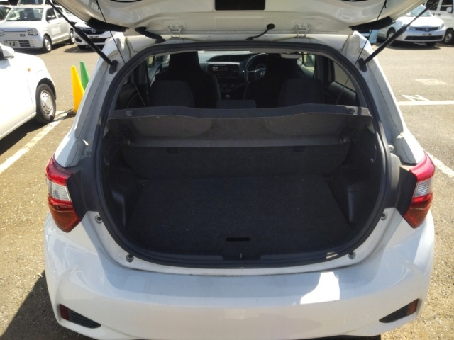 TOYOTA VITZ 2017