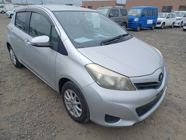 TOYOTA VITZ 2013