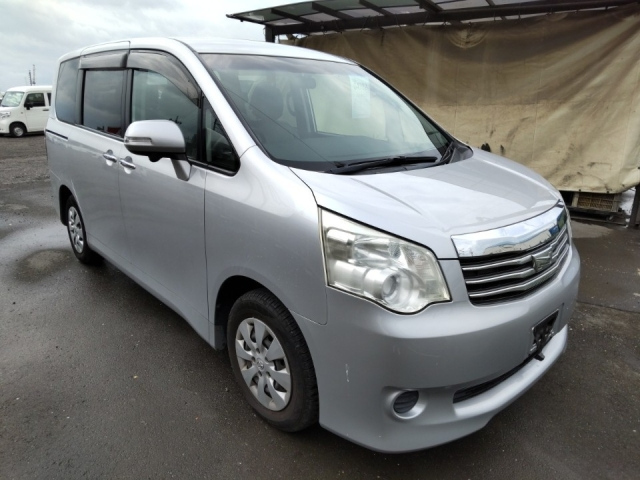 TOYOTA NOAH 2011