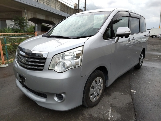 TOYOTA NOAH 2011