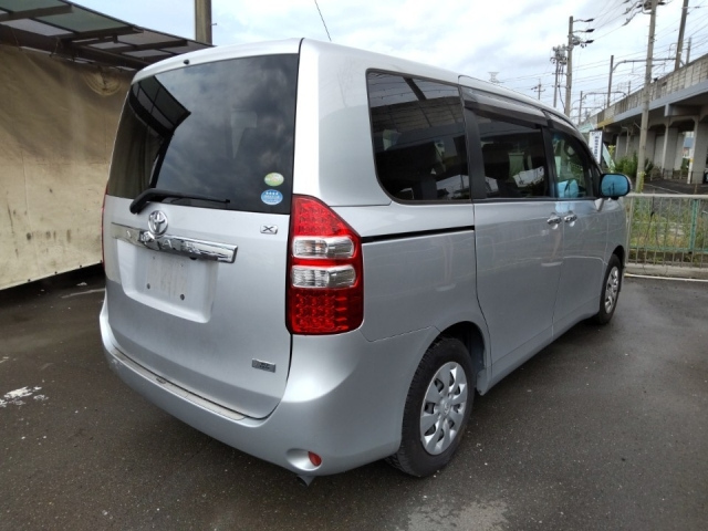 TOYOTA NOAH 2011