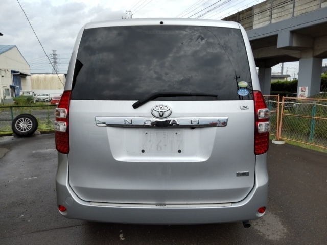 TOYOTA NOAH 2011