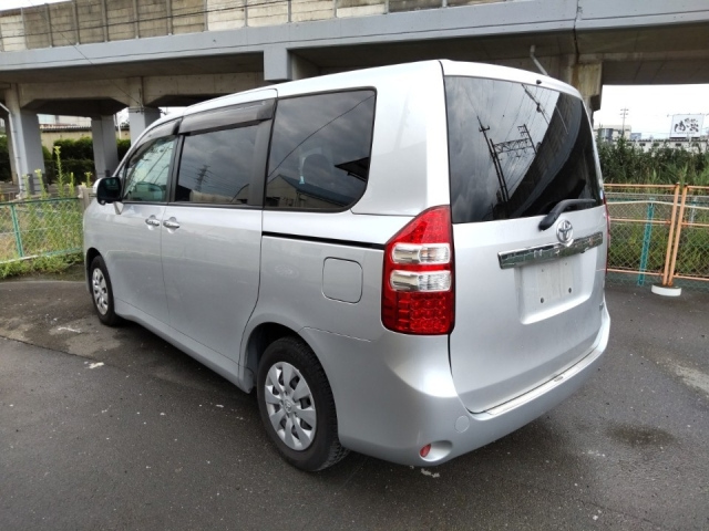 TOYOTA NOAH 2011