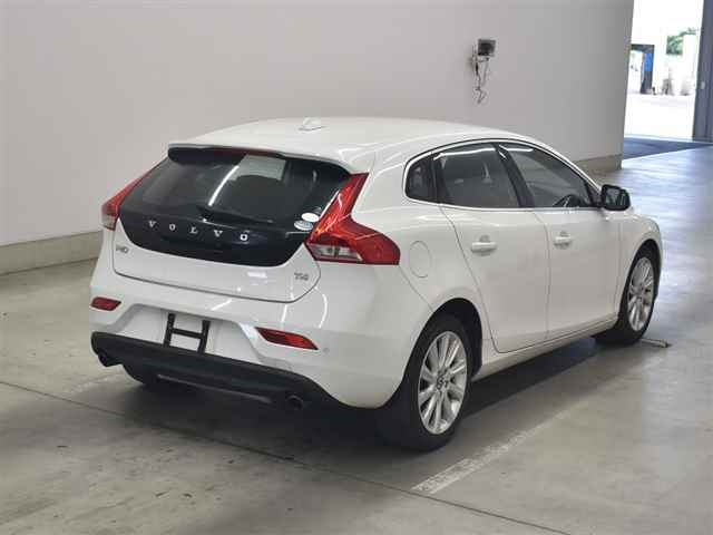 VOLVO V40 2015