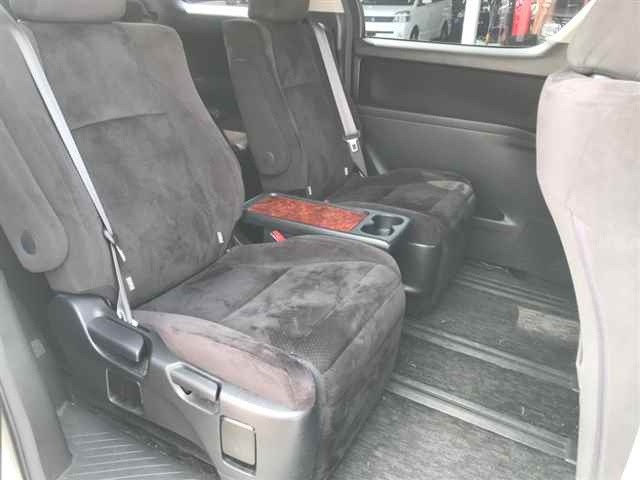 TOYOTA VELLFIRE 2010