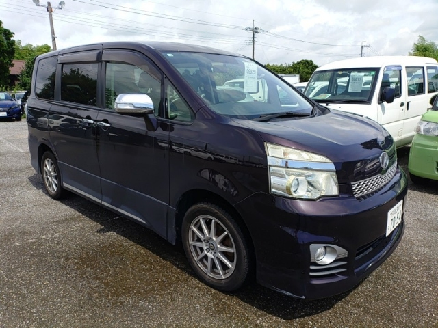 TOYOTA VOXY 2013