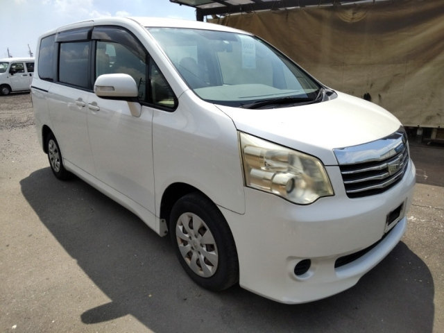 TOYOTA NOAH 2012